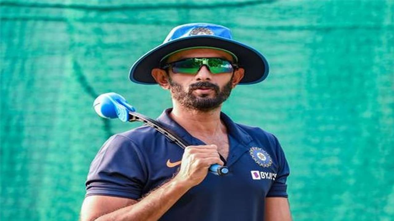 ലോര്ഡ്സില് ഇംഗ്ലണ്ടിന്റെ പന്ത് ചുരണ്ടലോ? വിവാദം കത്തുമ്പോള് പ്രതികരിച്ച് ഇന്ത്യന് ബാറ്റിംഗ് കോച്ച് ലോര്ഡ്സില് ഇംഗ്ലണ്ടിന്റെ പന്ത് ചുരണ്ടലോ? വിവാദം കത്തുമ്പോള് പ്രതികരിച്ച് ഇന്ത്യന് ബാറ്റിംഗ് കോച്ച്