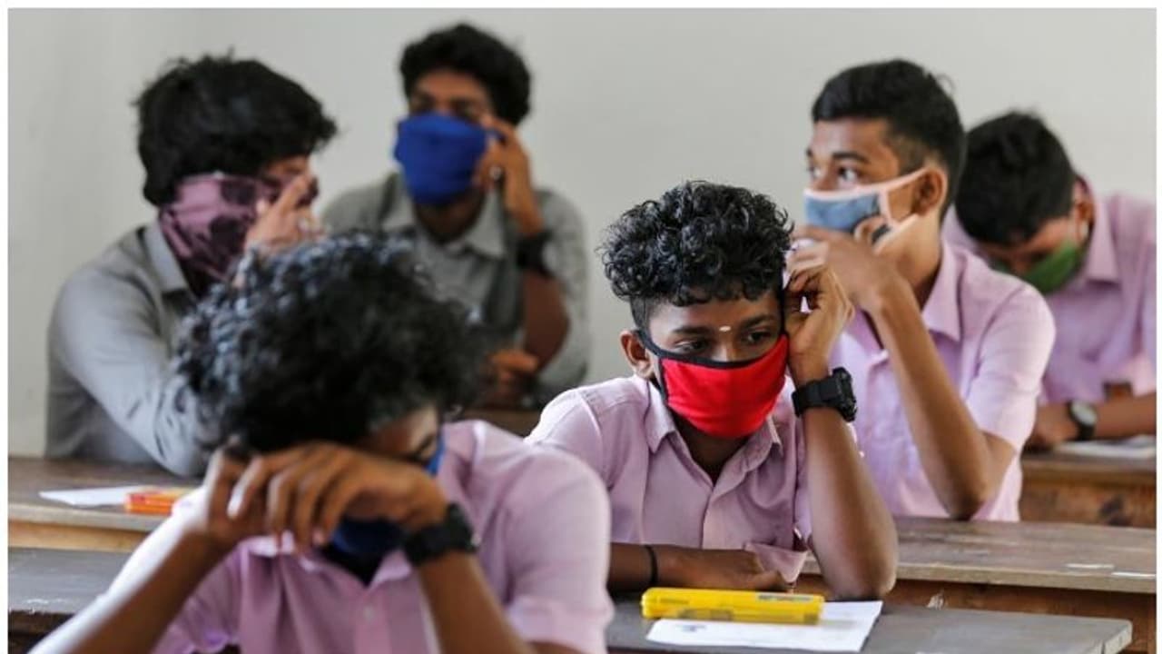 സ്കൂളുകളിൽ ഒരു ബെഞ്ചിൽ രണ്ടുകുട്ടികൾ; മുഴുവൻ അധ്യാപകരും ജോലിക്കെത്തണം