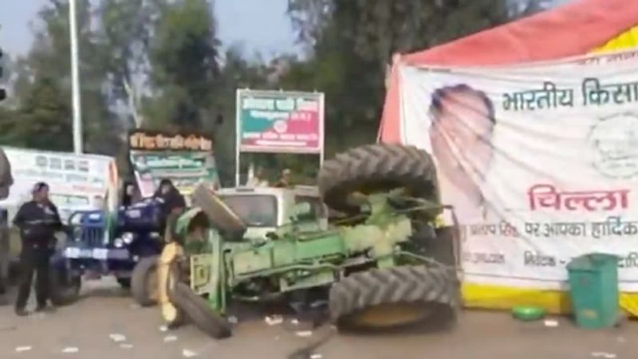 किसान परेड: चिल्ला बॉर्डर पर बड़ा हादसा, अचानक स्टंट करते हुए पलटा ट्रैक्टर, CCTV में कैद घटना किसान परेड: चिल्ला बॉर्डर पर बड़ा हादसा, अचानक स्टंट करते हुए पलटा ट्रैक्टर, CCTV में कैद घटना