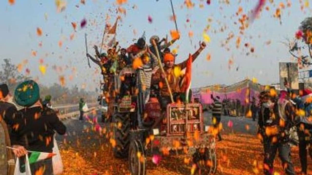 सिंघु बार्डर पर पुलिस का लाठीचार्ज, प्रदर्शनकारियों ने किया बैरिकेड्स तोड़ने का प्रयास