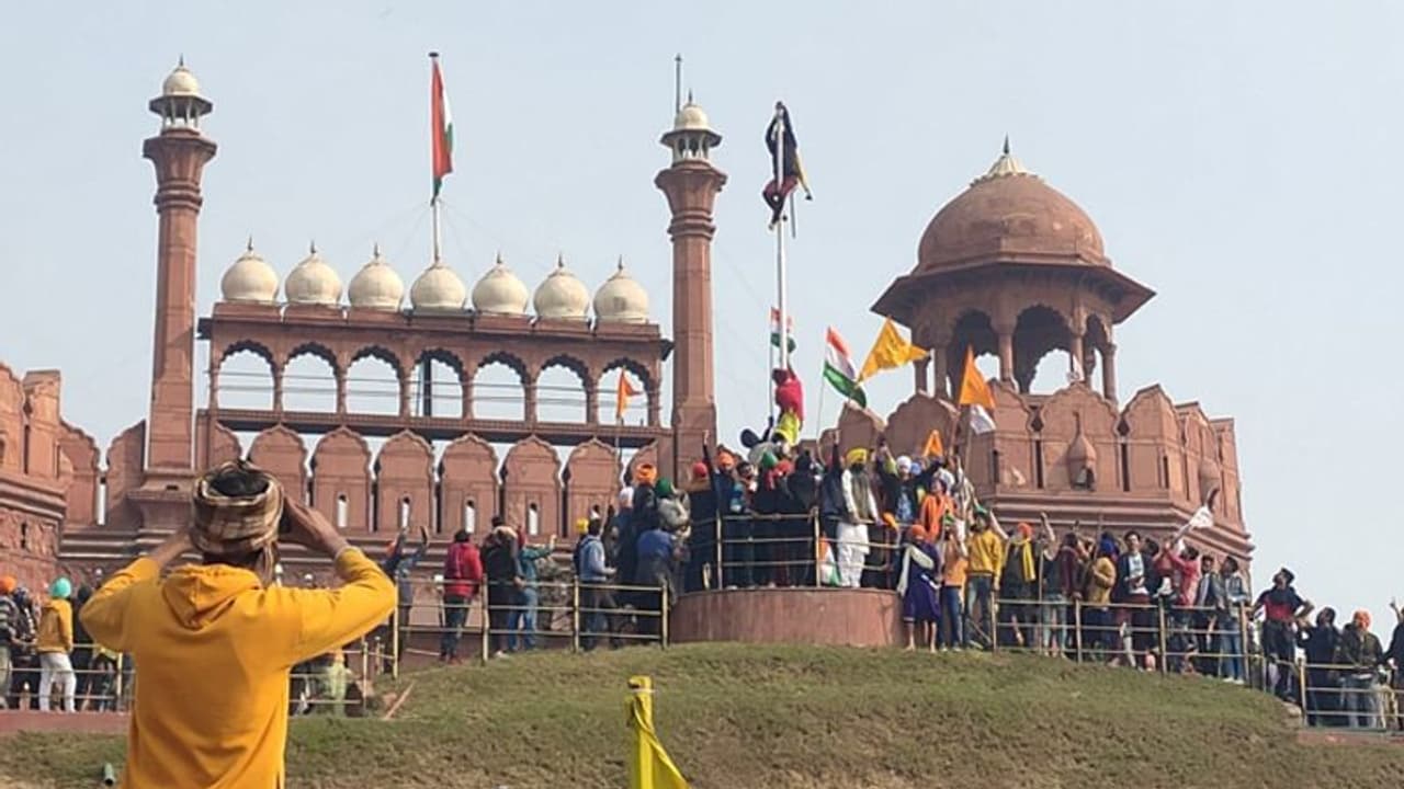 ट्रैक्टर रैली : हिंसा में 83 पुलिसकर्मी जख्मी; 45 ट्रामा सेंटर में भर्ती; पंजाब हरियाणा में अलर्ट ट्रैक्टर रैली : हिंसा में 83 पुलिसकर्मी जख्मी; 45 ट्रामा सेंटर में भर्ती; पंजाब हरियाणा में अलर्ट