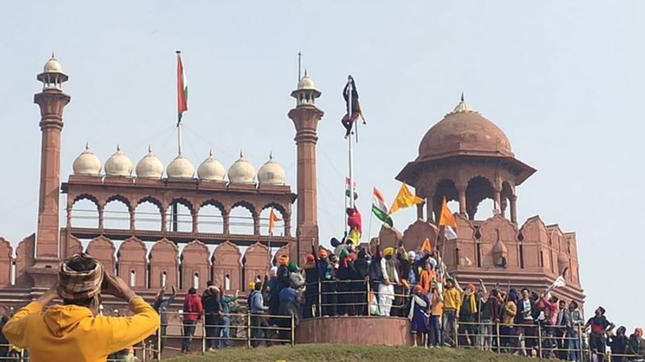 ట్రాక్టర్ ర్యాలీ హింసాత్మకం: ఎర్రకోటపై రైతు జెండా, నిలిచిపోయిన శకటాల ప్రదర్శన ట్రాక్టర్ ర్యాలీ హింసాత్మకం: ఎర్రకోటపై రైతు జెండా, నిలిచిపోయిన శకటాల ప్రదర్శన