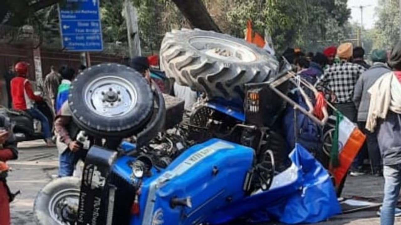 పెళ్లింట విషాదం... ట్రాక్టర్ బోల్తాపడి 33మందికి గాయాలు, ముగ్గురి పరిస్థితి విషమం పెళ్లింట విషాదం... ట్రాక్టర్ బోల్తాపడి 33మందికి గాయాలు, ముగ్గురి పరిస్థితి విషమం