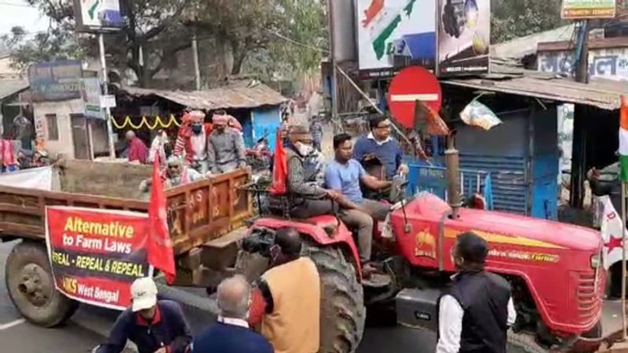 দিল্লির কৃষক আন্দোলনের আঁচ বাংলাতেও, কৃষি আইনের বিরোধিতায় সিপিএমের ট্রাক্টর ব়্যালি দিল্লির কৃষক আন্দোলনের আঁচ বাংলাতেও, কৃষি আইনের বিরোধিতায় সিপিএমের ট্রাক্টর ব়্যালি