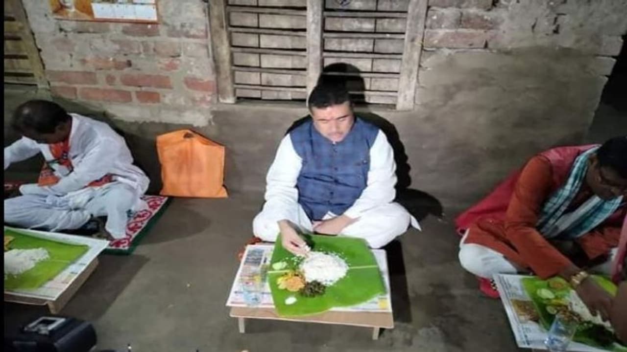 নন্দীগ্রামে কৃষকের বাড়িতে মধ্যাহ্নভোজন, মমতাকে 'বোন' কটাক্ষ শুভেন্দুর নন্দীগ্রামে কৃষকের বাড়িতে মধ্যাহ্নভোজন, মমতাকে 'বোন' কটাক্ষ শুভেন্দুর