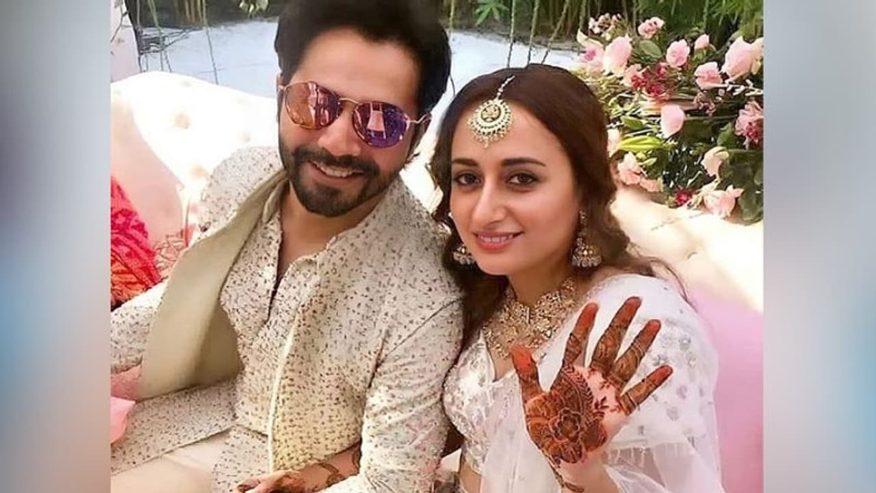 এ কী কাণ্ড, চার চাকায় বা ঘোড়ার পিঠে নয়, কীভাবে বিয়ে করতে এসেছিলেন বরুণ, মুহূর্তে ভাইরাল ছবি এ কী কাণ্ড, চার চাকায় বা ঘোড়ার পিঠে নয়, কীভাবে বিয়ে করতে এসেছিলেন বরুণ, মুহূর্তে ভাইরাল ছবি