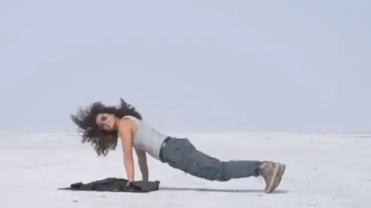 റാൻ ഓഫ് കച്ചിൽ പുഷ് അപ്പ് എടുക്കുന്ന തപ്സി, സഞ്ചാരികൾക്ക് ആവേശമാകട്ടെ എന്ന് താരം