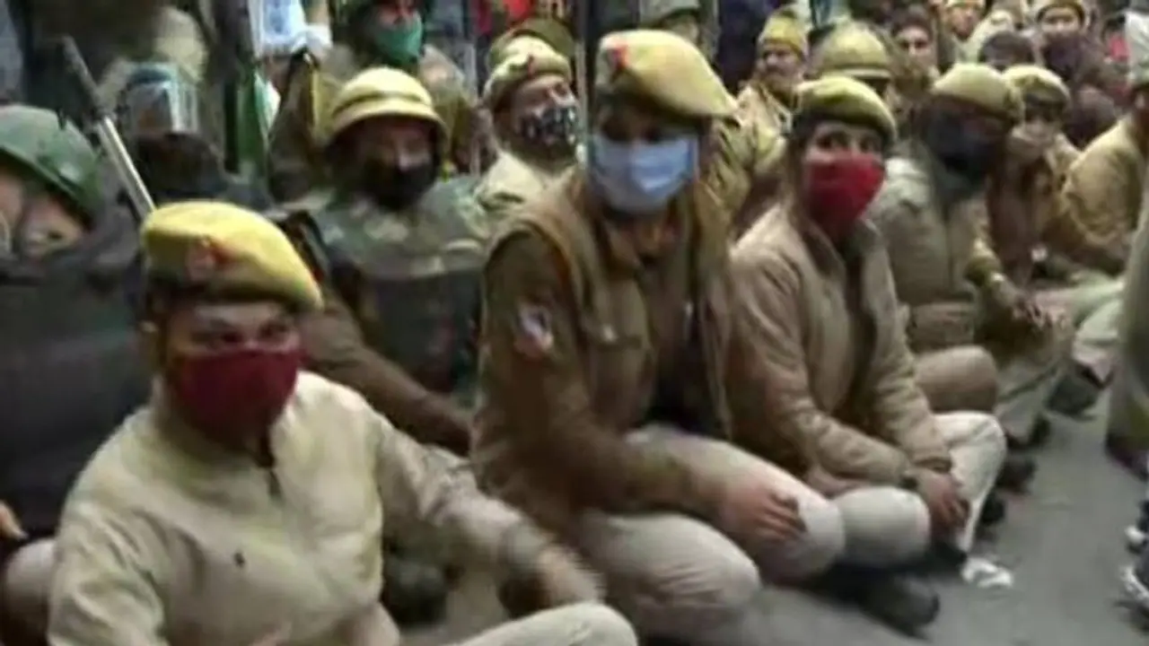 প্রজাতন্ত্র রাজধানীতে কৃষক পুলিস খণ্ডযুদ্ধ, ঘটনায় আহত ৮৬ জন পুলিস আধিকারিক প্রজাতন্ত্র রাজধানীতে কৃষক পুলিস খণ্ডযুদ্ধ, ঘটনায় আহত ৮৬ জন পুলিস আধিকারিক