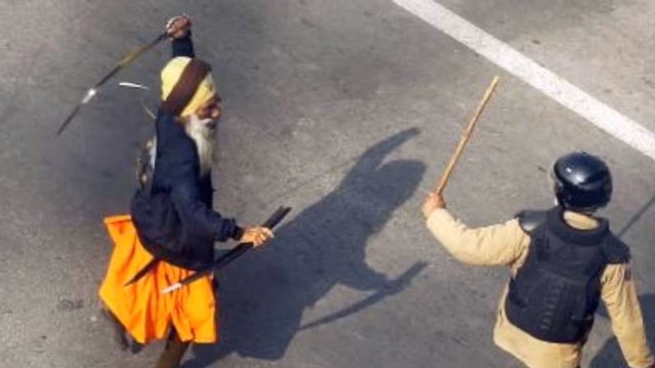 ಕೆಂಪು ಕೋಟೆ ತ್ಯಜಿಸಲು ಪ್ರತಿಭಟನಾ ರೈತರು ನಕಾರ; ಗಾಯಗೊಂಡ ಪೊಲೀಸರ ಸಂಖ್ಯೆ 109ಕ್ಕೆ ಏರಿಕೆ! ಕೆಂಪು ಕೋಟೆ ತ್ಯಜಿಸಲು ಪ್ರತಿಭಟನಾ ರೈತರು ನಕಾರ; ಗಾಯಗೊಂಡ ಪೊಲೀಸರ ಸಂಖ್ಯೆ 109ಕ್ಕೆ ಏರಿಕೆ!