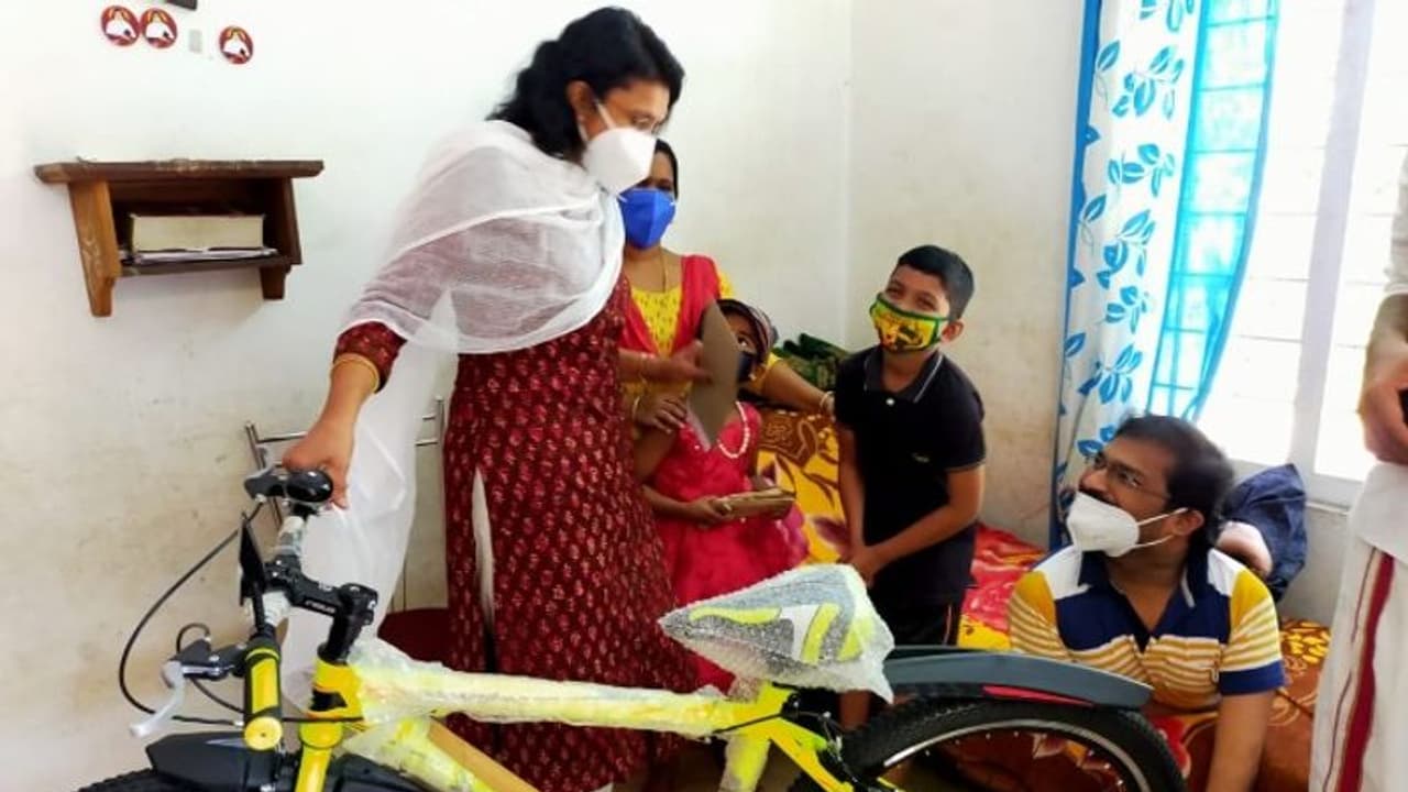 ആ വാര്‍ത്ത മുഖ്യമന്ത്രി കണ്ടു; സുനീഷിന്‍റെ വീട്ടില്‍ പുത്തന്‍ സൈക്കിളുമായി കളക്ടര്‍ എത്തി