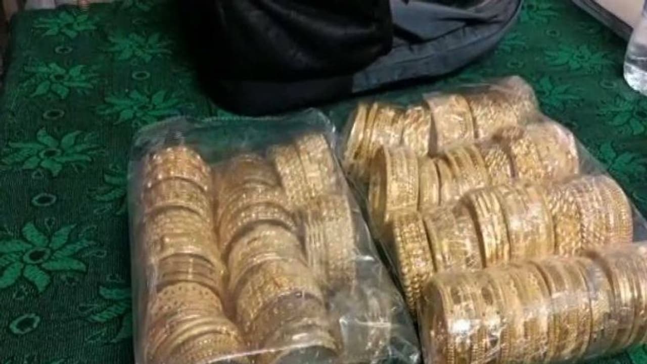 തമിഴ്നാട്ടിൽ നിന്ന് കെഎസ്ആർടിസി ബസിൽ നികുതിവെട്ടിച്ച് കടത്താൻ ശ്രമിച്ച സ്വർണം പിടിച്ചു തമിഴ്നാട്ടിൽ നിന്ന് കെഎസ്ആർടിസി ബസിൽ നികുതിവെട്ടിച്ച് കടത്താൻ ശ്രമിച്ച സ്വർണം പിടിച്ചു