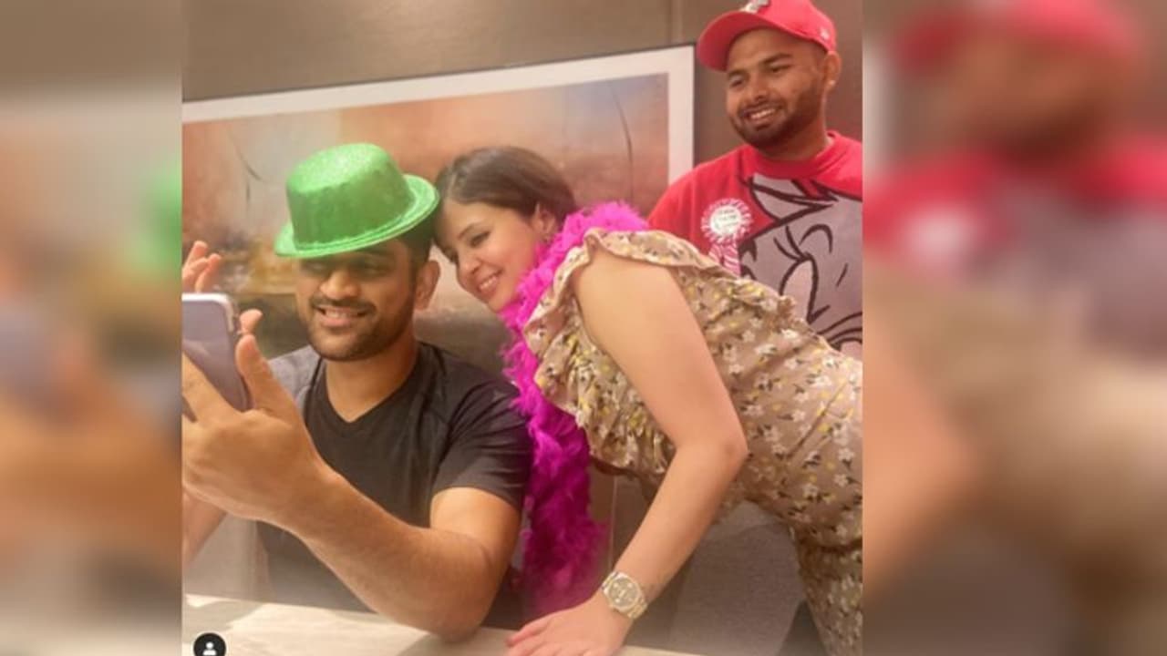 ధోనీ ఫ్యామిలీతో రిషబ్ పంత్... ఫోటోలు వైరల్ ధోనీ ఫ్యామిలీతో రిషబ్ పంత్... ఫోటోలు వైరల్