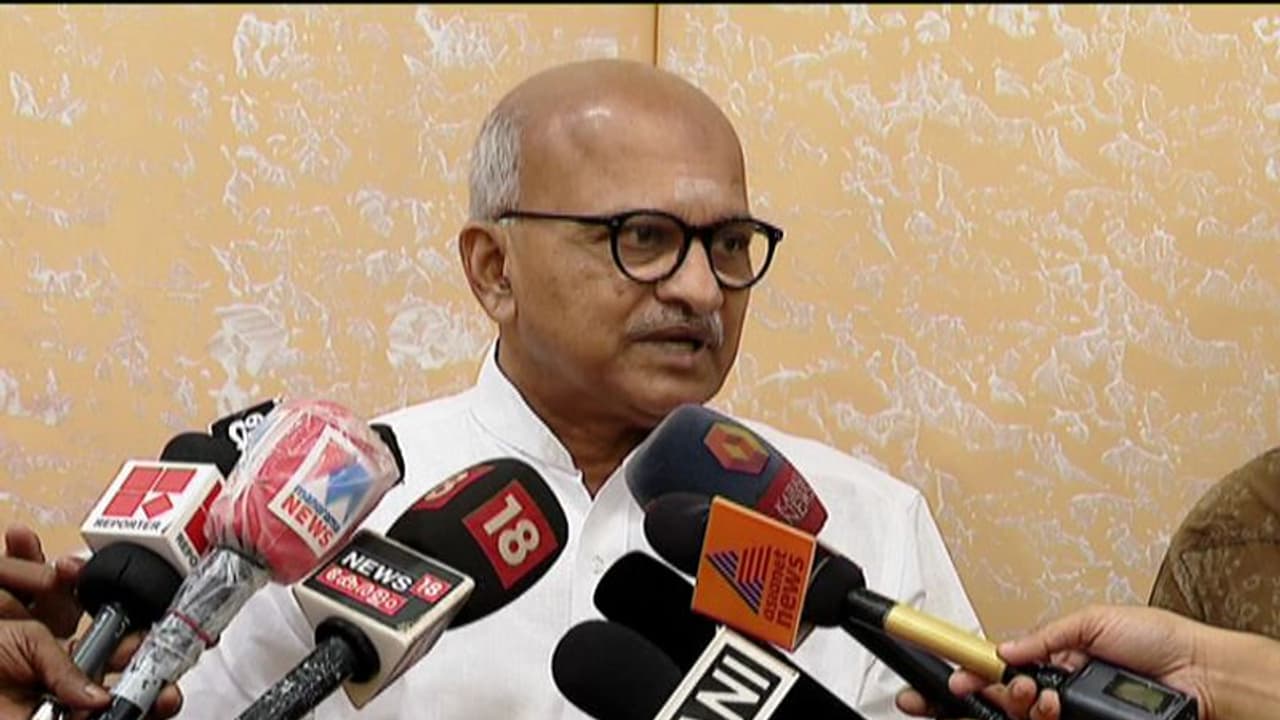 സോളാർ പീഡന പരാതിക്കൊപ്പം സാമ്പത്തിക തട്ടിപ്പും സിബിഐ അന്വേഷിക്കണം; ശ്രീധരൻ നായർ സോളാർ പീഡന പരാതിക്കൊപ്പം സാമ്പത്തിക തട്ടിപ്പും സിബിഐ അന്വേഷിക്കണം; ശ്രീധരൻ നായർ