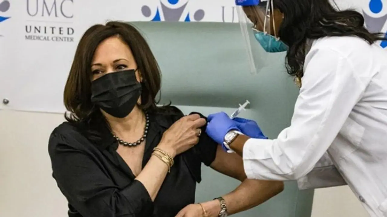 'വാക്സിൻ നിങ്ങളുടെ ജീവൻ രക്ഷിക്കും', രണ്ടാംഘട്ട ഡോസ് സ്വീകരിച്ച് കമലാ ഹാരിസ് 'വാക്സിൻ നിങ്ങളുടെ ജീവൻ രക്ഷിക്കും', രണ്ടാംഘട്ട ഡോസ് സ്വീകരിച്ച് കമലാ ഹാരിസ്
