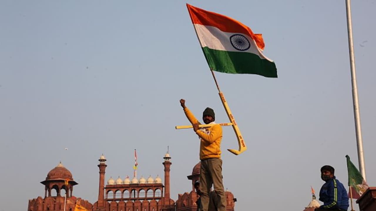 ఢిల్లీ ట్రాక్టర్ ర్యాలీలో హింస: దీప్సిద్దుపై రూ. 1లక్ష రివార్డు ప్రకటన ఢిల్లీ ట్రాక్టర్ ర్యాలీలో హింస: దీప్సిద్దుపై రూ. 1లక్ష రివార్డు ప్రకటన