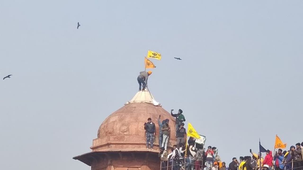 ದಿಲ್ಲಿ ದಂಗೆಕೋರರಿಂದ ಕೆಂಪುಕೋಟೆ ಕ್ಯಾಮರಾ, ಸೇರಿ ಹಲವು ವಸ್ತು ಜಖಂ!