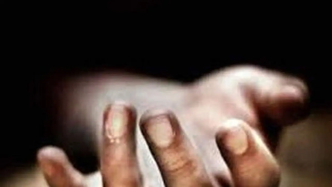 അപസ്മാരം വന്ന് കുഴഞ്ഞ് വീണ യുവാവ് ബസിനടിയിൽ പെട്ട് മരിച്ചു അപസ്മാരം വന്ന് കുഴഞ്ഞ് വീണ യുവാവ് ബസിനടിയിൽ പെട്ട് മരിച്ചു