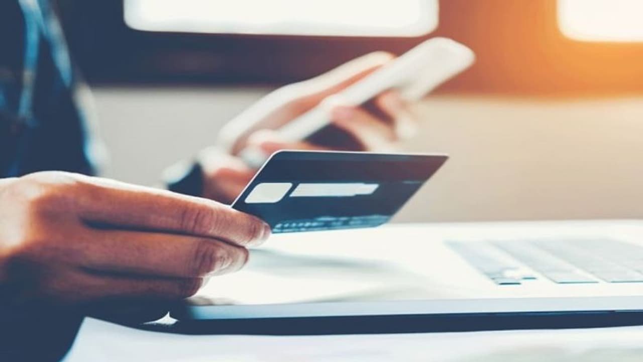 ಕ್ರೆಡಿಟ್ ಕಾರ್ಡ್ಗೂ ಕನ್ನ, ಲಕ್ಷ ಕಳೆದುಕೊಂಡ ವಕೀಲ... ಇಂಥ ಸಂದೇಶ ಬಂದ್ರೆ ಜೋಕೆ! ಕ್ರೆಡಿಟ್ ಕಾರ್ಡ್ಗೂ ಕನ್ನ, ಲಕ್ಷ ಕಳೆದುಕೊಂಡ ವಕೀಲ... ಇಂಥ ಸಂದೇಶ ಬಂದ್ರೆ ಜೋಕೆ!