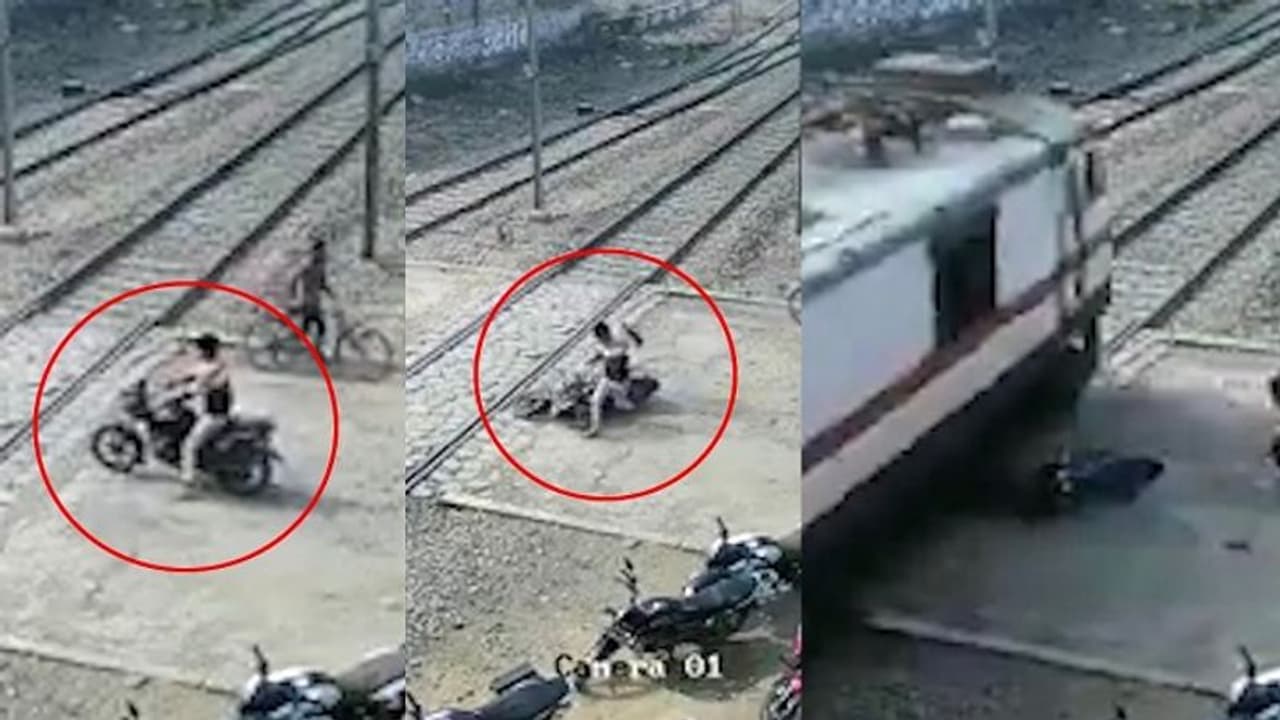 ట్రైన్ కిందపడి పచ్చడైన బైక్.. సెకన్లో తప్పించుకున్నాడు... (వీడియో) ట్రైన్ కిందపడి పచ్చడైన బైక్.. సెకన్లో తప్పించుకున్నాడు... (వీడియో)