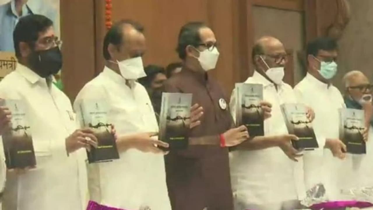 ಬೆಳಗಾವಿ: ಮತ್ತೆ ಉದ್ಧಟತನ ಮೆರೆದ ಮಹಾರಾಷ್ಟ್ರ ಸರ್ಕಾರ, ಗಡಿ ವಿವಾದಿತ ಪುಸ್ತಕ ಬಿಡುಗಡೆ ಬೆಳಗಾವಿ: ಮತ್ತೆ ಉದ್ಧಟತನ ಮೆರೆದ ಮಹಾರಾಷ್ಟ್ರ ಸರ್ಕಾರ, ಗಡಿ ವಿವಾದಿತ ಪುಸ್ತಕ ಬಿಡುಗಡೆ