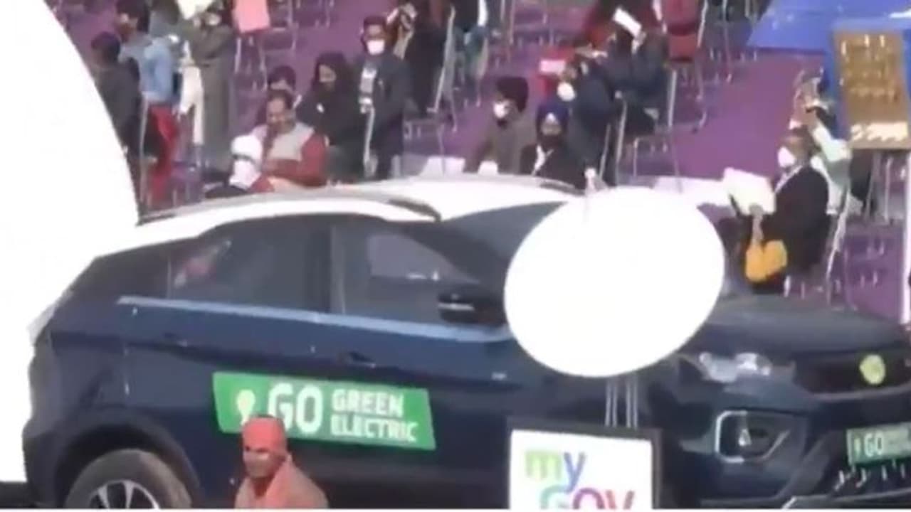 ವೋಕಲ್ ಫಾರ್ ಲೋಕಲ್: ಗಣರಾಜ್ಯೋತ್ಸವ ಪರೇಡ್ನಲ್ಲಿ ಟಾಟಾ ನೆಕ್ಸಾನ್ EV! ವೋಕಲ್ ಫಾರ್ ಲೋಕಲ್: ಗಣರಾಜ್ಯೋತ್ಸವ ಪರೇಡ್ನಲ್ಲಿ ಟಾಟಾ ನೆಕ್ಸಾನ್ EV!