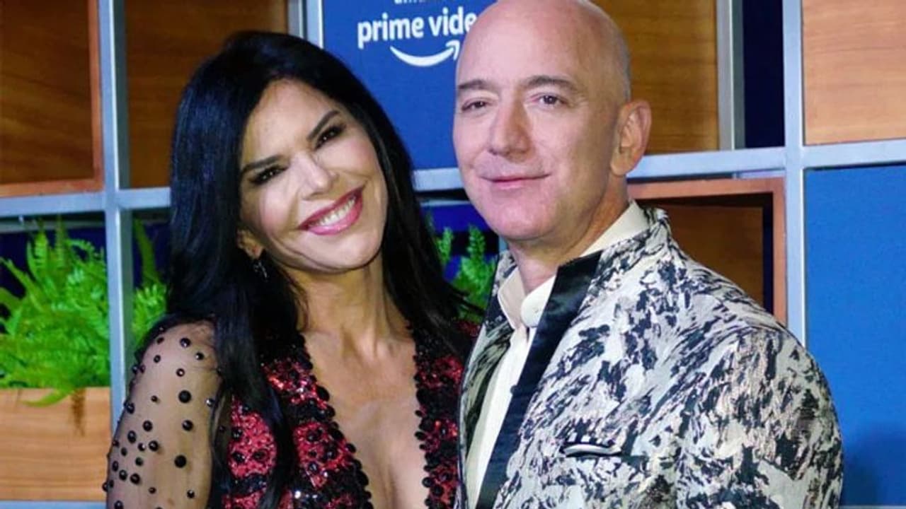 అమెజాన్ సీఈవో పదవి జెఫ్ బెజోస్ బై.. బై.. ఉద్యోగులకు పంపిన లేఖ ద్వారా వెల్లడి.. అమెజాన్ సీఈవో పదవి జెఫ్ బెజోస్ బై.. బై.. ఉద్యోగులకు పంపిన లేఖ ద్వారా వెల్లడి..