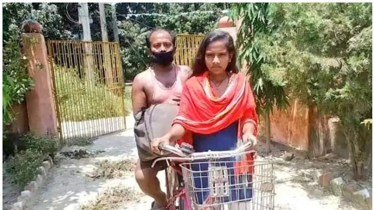അച്ഛനെ വീട്ടിലെത്തിക്കാനായി 1200 കിലോമീറ്റർ സൈക്കിൾ ചവിട്ടിയ 16 കാരിക്ക് രാഷ്ട്ര ബാൽ പുരസ്കാരം അച്ഛനെ വീട്ടിലെത്തിക്കാനായി 1200 കിലോമീറ്റർ സൈക്കിൾ ചവിട്ടിയ 16 കാരിക്ക് രാഷ്ട്ര ബാൽ പുരസ്കാരം