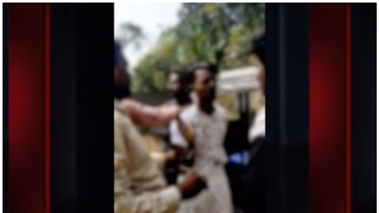 കൊല്ലത്ത് ബൈക്ക് മോഷ്ടാവെന്ന് ആരോപിച്ച് മര്ദ്ദനം; ദൃശ്യങ്ങള് പ്രചരിപ്പിച്ചു, പുറത്തിറങ്ങാനാവാതെ യുവാവ് കൊല്ലത്ത് ബൈക്ക് മോഷ്ടാവെന്ന് ആരോപിച്ച് മര്ദ്ദനം; ദൃശ്യങ്ങള് പ്രചരിപ്പിച്ചു, പുറത്തിറങ്ങാനാവാതെ യുവാവ്