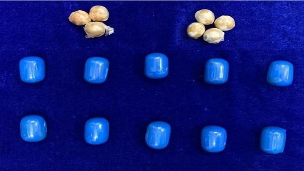 నాలుగు కిలోల బంగారం మింగేశారు.. కానీ దొరికిపోయారు... నాలుగు కిలోల బంగారం మింగేశారు.. కానీ దొరికిపోయారు...