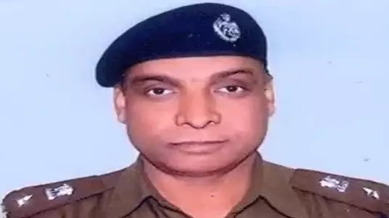 रिटायरमेंट के तीन दिन पहले जेल गया ये IPS, जानिए पूरी कहानी रिटायरमेंट के तीन दिन पहले जेल गया ये IPS, जानिए पूरी कहानी