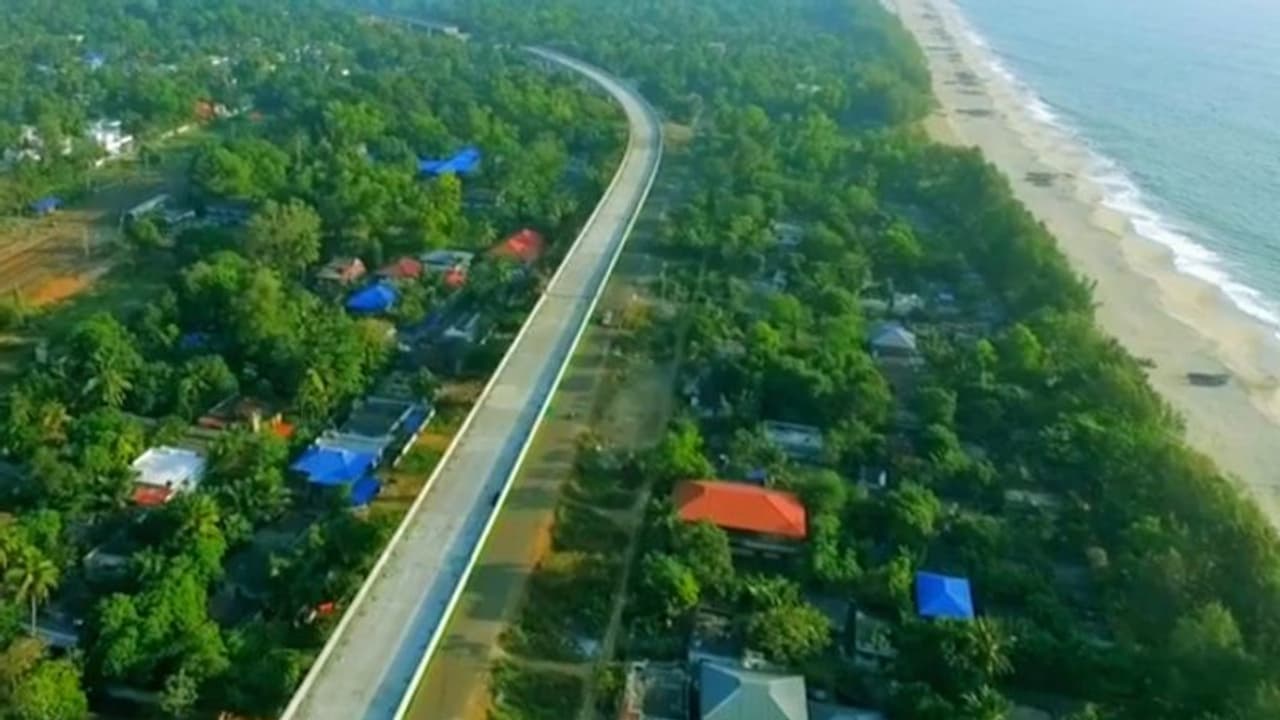 കുഴിയിൽ വീഴാതിരിക്കാൻ മൂന്നിലെ വണ്ടി ബ്രേക്കിട്ടു, ആലപ്പുഴ ബൈപാസിൽ പിന്നിലായി കൂട്ടിയിടിച്ചത് നാല് വാഹനങ്ങൾ കുഴിയിൽ വീഴാതിരിക്കാൻ മൂന്നിലെ വണ്ടി ബ്രേക്കിട്ടു, ആലപ്പുഴ ബൈപാസിൽ പിന്നിലായി കൂട്ടിയിടിച്ചത് നാല് വാഹനങ്ങൾ