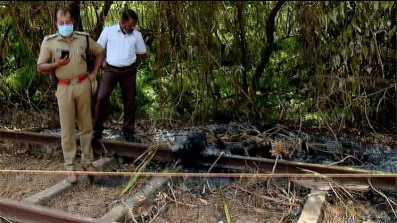 കൊച്ചിയില്‍ റയിൽവേ ട്രാക്കിന് സമീപം കത്തിക്കരിഞ്ഞ നിലയിൽ മൃതദേഹം