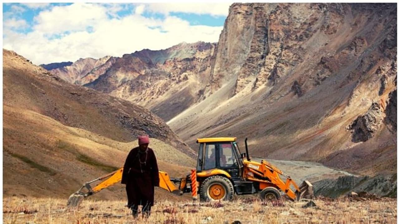 കൈയിലുള്ളതെല്ലാം വിറ്റ് സ്വന്തം ഗ്രാമത്തിനായി റോഡ് നിർമ്മിച്ചു, 79 കാരനെ തേടിവന്നത് പത്മശ്രീ കൈയിലുള്ളതെല്ലാം വിറ്റ് സ്വന്തം ഗ്രാമത്തിനായി റോഡ് നിർമ്മിച്ചു, 79 കാരനെ തേടിവന്നത് പത്മശ്രീ