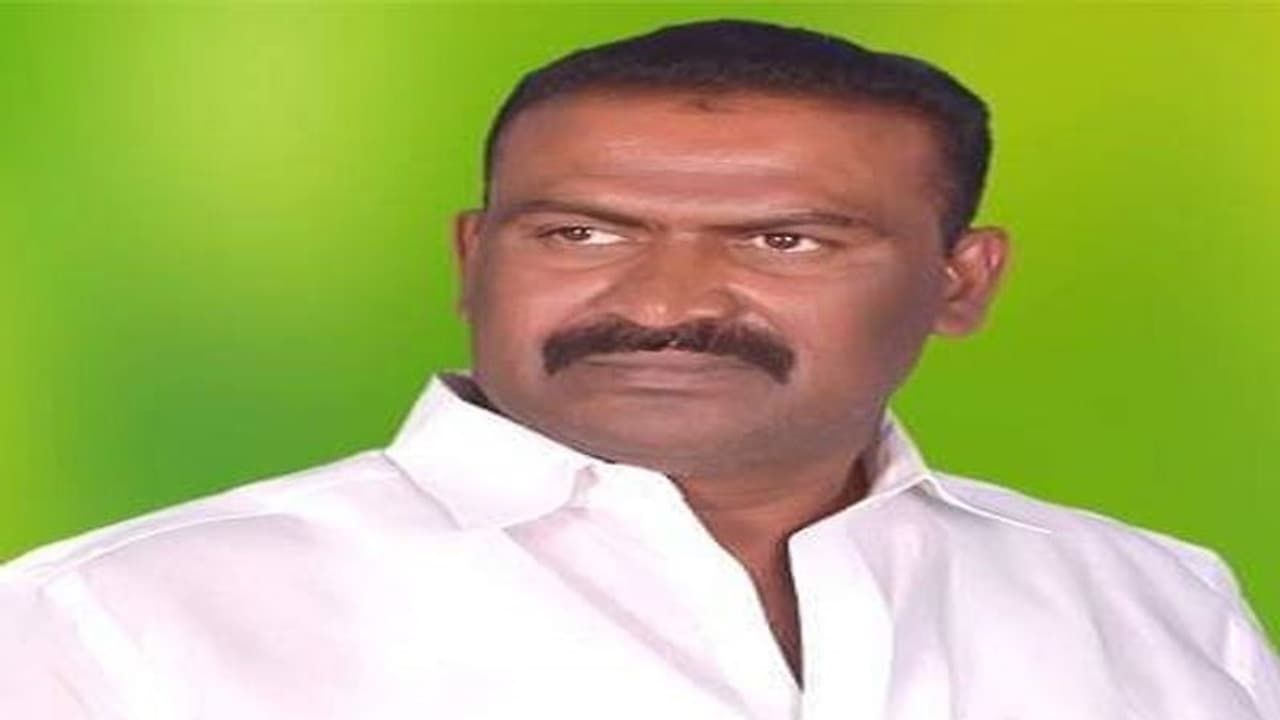 జనగామలో నడిరోడ్డుపై మాజీ కౌన్సిలర్ ను నరికి చంపిన దుండగులు జనగామలో నడిరోడ్డుపై మాజీ కౌన్సిలర్ ను నరికి చంపిన దుండగులు