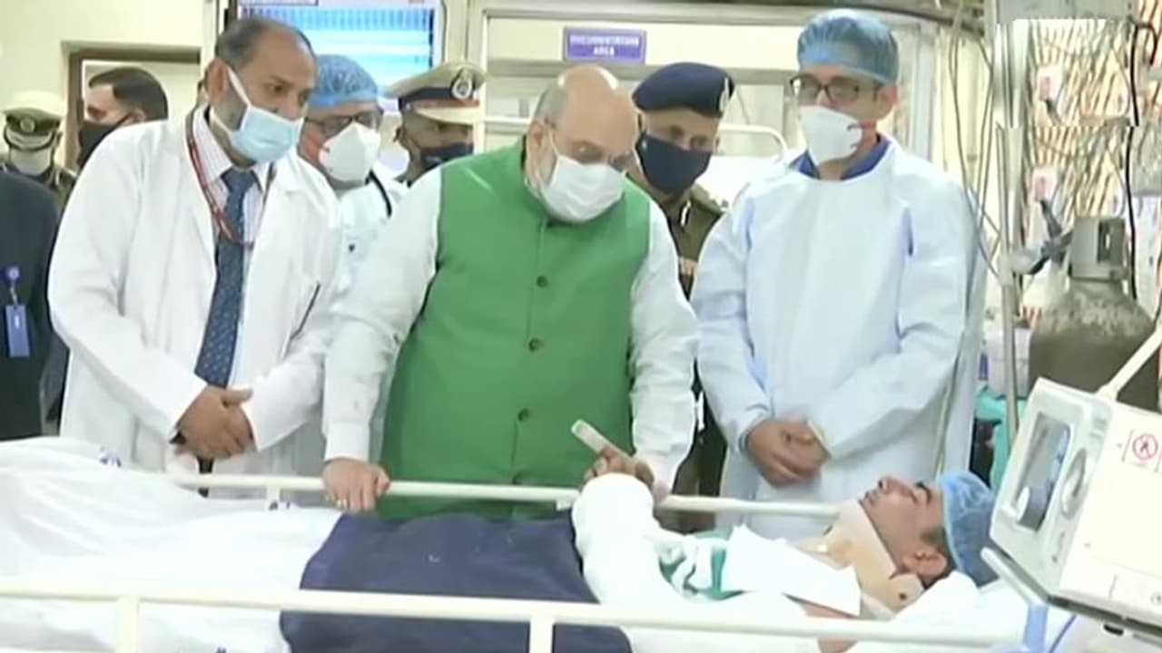 किसी का हाथ टूटा तो किसी का सिर फूटा...दिल्ली हिंसा में घायल पुलिसकर्मियों का हाल जानने हॉस्पिटल पहुंचे शाह