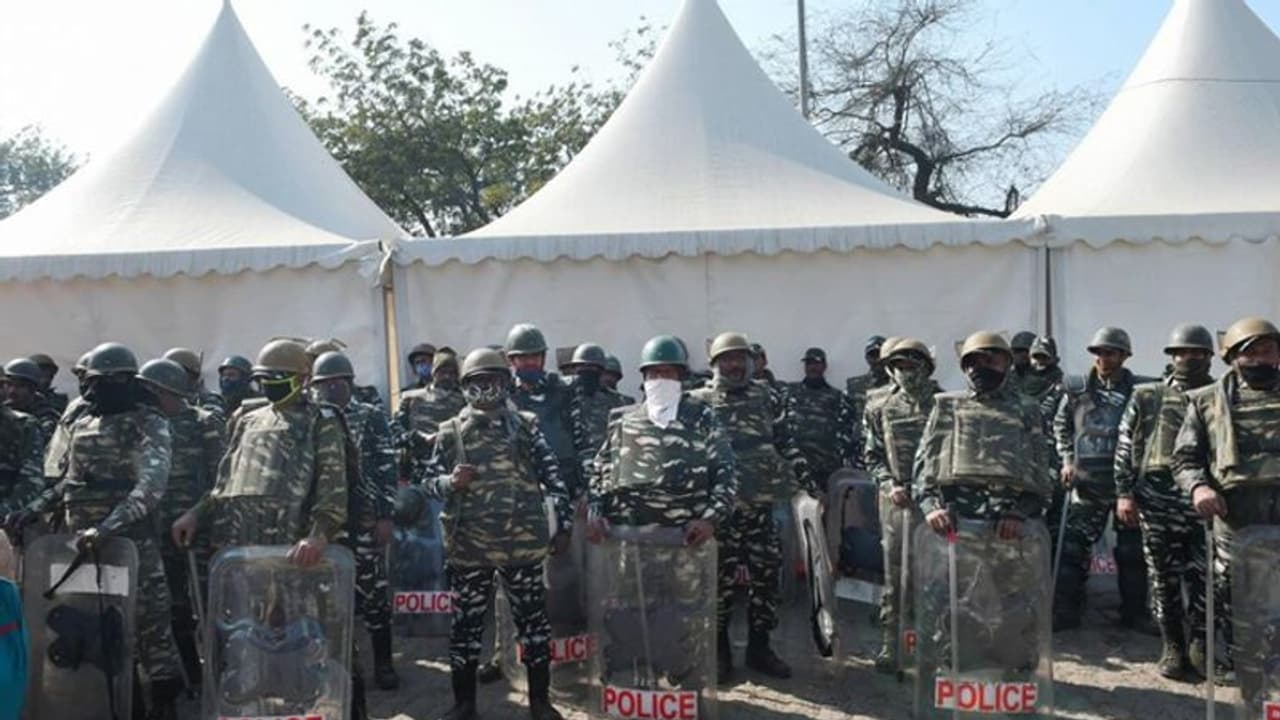 बड़े एक्शन की तैयारी : दिल्ली पुलिस कमिश्नर की हाई लेवल मीटिंग, गाजीपुर बॉर्डर पर बढ़ाई फोर्स बड़े एक्शन की तैयारी : दिल्ली पुलिस कमिश्नर की हाई लेवल मीटिंग, गाजीपुर बॉर्डर पर बढ़ाई फोर्स