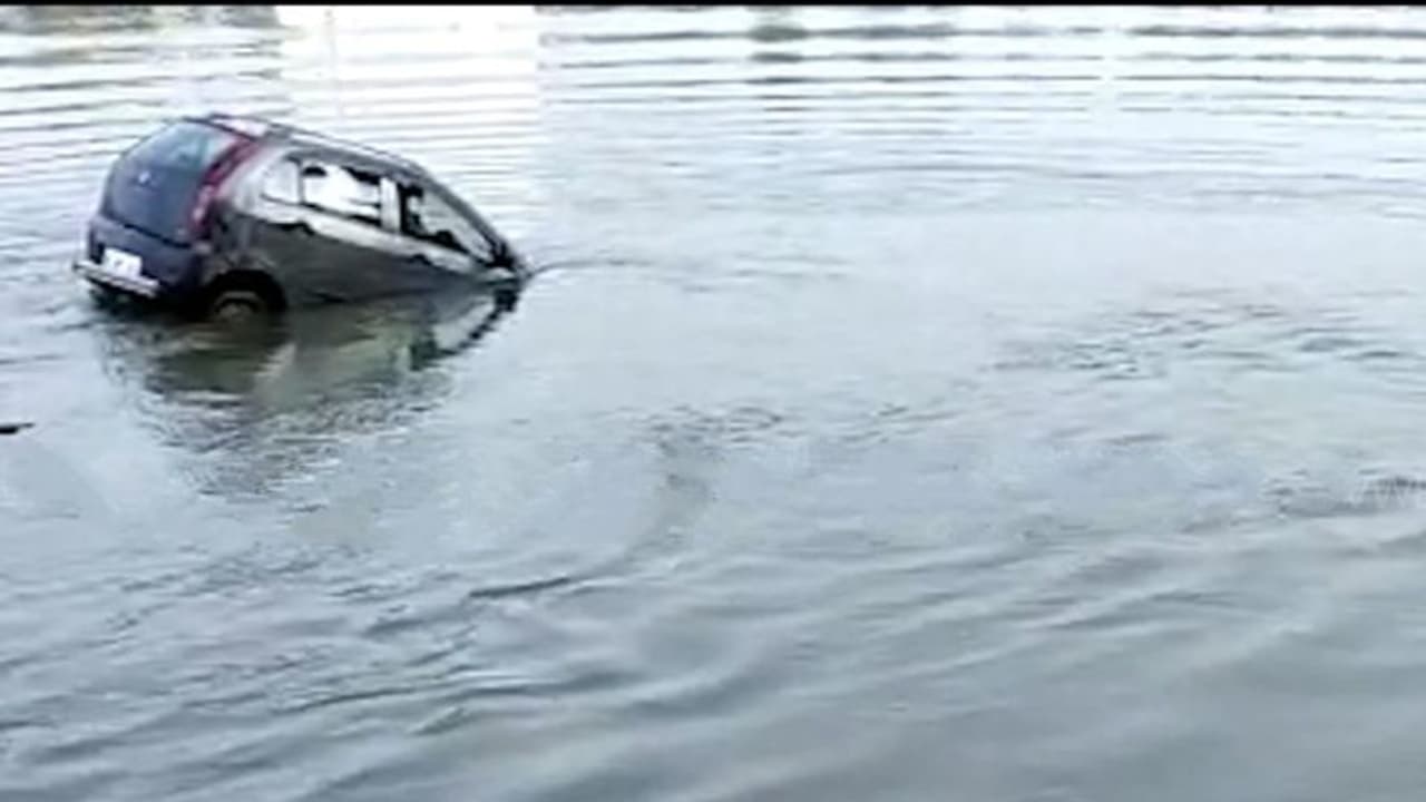 নৌকা থেকে গড়িয়ে ভাগীরথীতে পড়ল আস্ত গাড়ি, নদীতে নিখোঁজ প্রধান শিক্ষক নৌকা থেকে গড়িয়ে ভাগীরথীতে পড়ল আস্ত গাড়ি, নদীতে নিখোঁজ প্রধান শিক্ষক