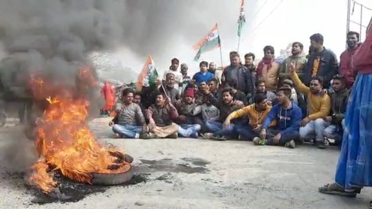 তৃণমূলের গোষ্ঠী কোন্দলের রেষ পড়ল রাস্তায়, সড়কে টায়ার জ্বালিয়ে অবরোধ উত্তেজনা তৃণমূলের গোষ্ঠী কোন্দলের রেষ পড়ল রাস্তায়, সড়কে টায়ার জ্বালিয়ে অবরোধ উত্তেজনা