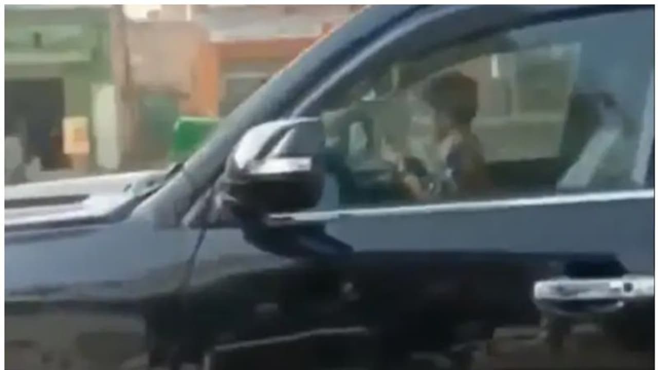 തിരക്കേറിയ റോഡിലൂടെ എസ് യു വിയുമായി പറക്കുന്ന ബാലനെ തേടി പൊലീസ് തിരക്കേറിയ റോഡിലൂടെ എസ് യു വിയുമായി പറക്കുന്ന ബാലനെ തേടി പൊലീസ്