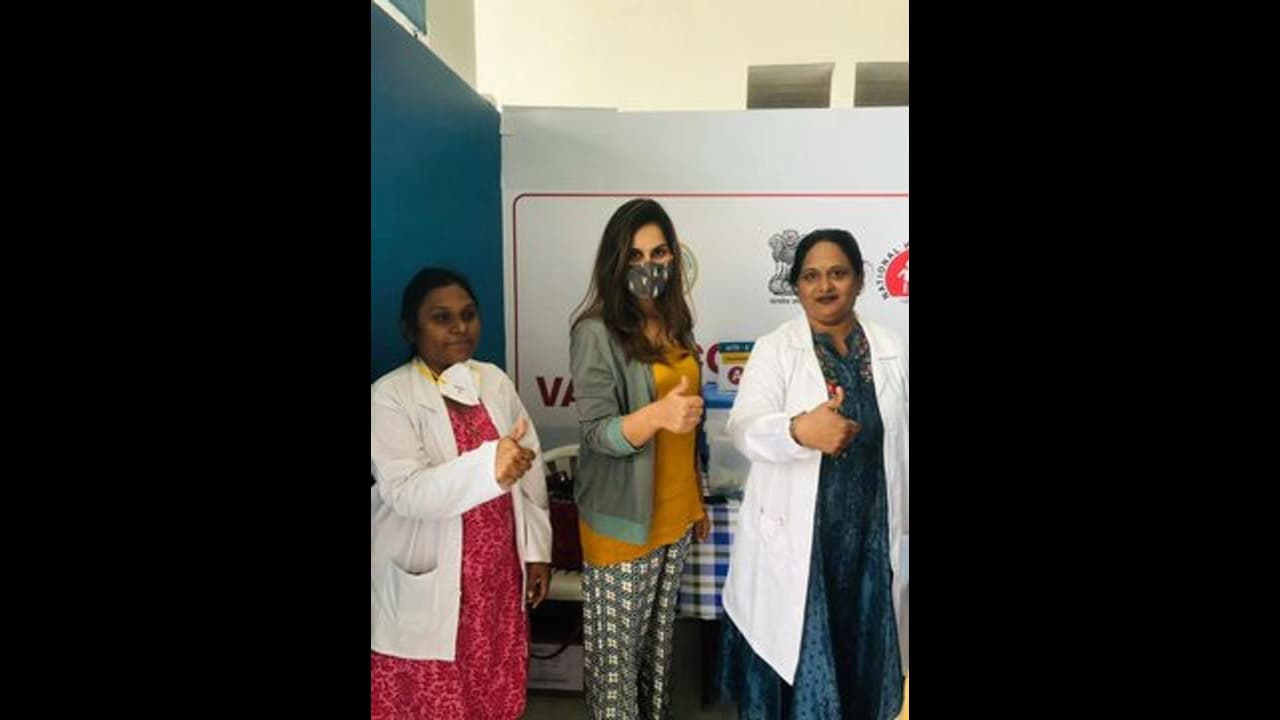 కరోనా వాక్సిన్ తీసుకున్న మెగా కోడలు ఉపాసన... ఆ భయాన్ని వీడండి అంటూ పిలువు! కరోనా వాక్సిన్ తీసుకున్న మెగా కోడలు ఉపాసన... ఆ భయాన్ని వీడండి అంటూ పిలువు!