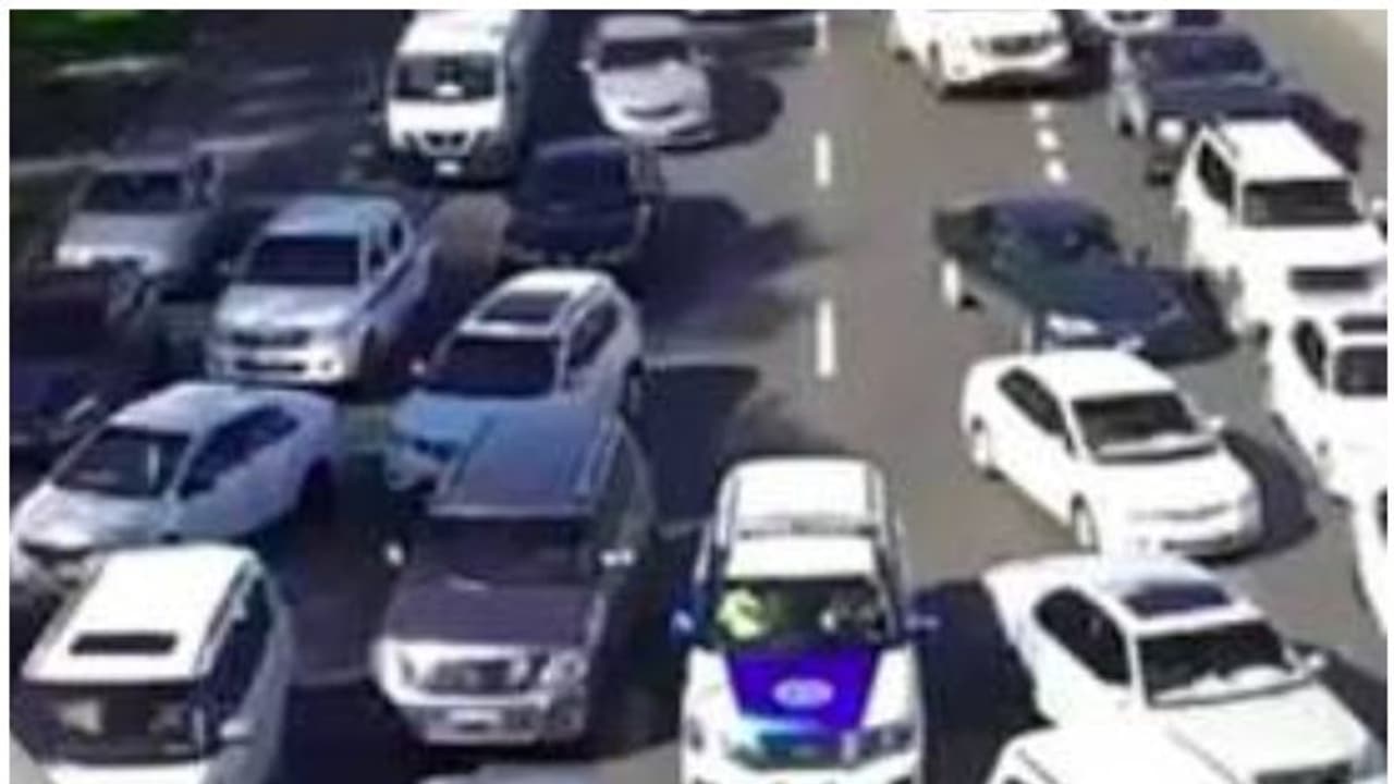 യുഎഇയില്‍ എമര്‍ജന്‍സി വാഹനങ്ങള്‍ക്ക് വഴി നല്‍കിയില്ലെങ്കില്‍ പിടിവീഴും, മുന്നറിയിപ്പുമായി പൊലീസ്