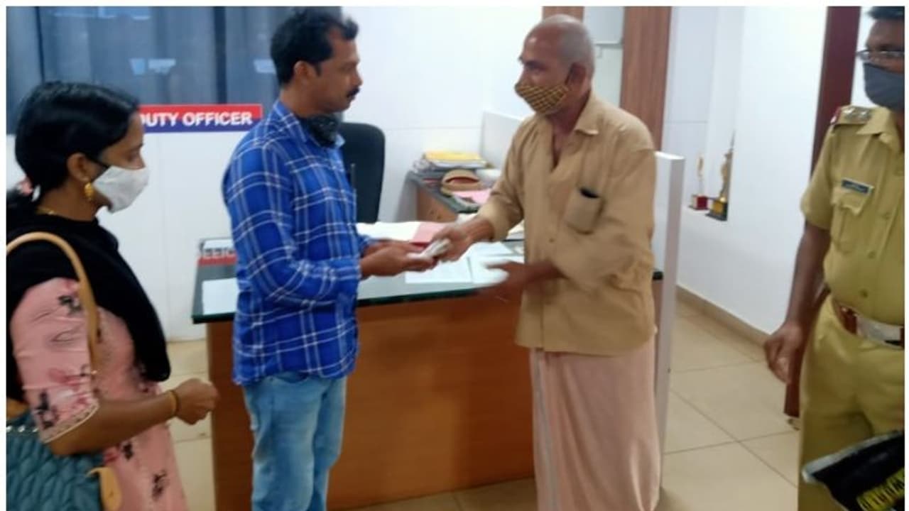 ദമ്പതികള്‍ മറന്നു വെച്ച പണം തിരികെ നല്‍കി കോഴിക്കോടൻ ഓട്ടോ ഡ്രൈവറുടെ നന്മ