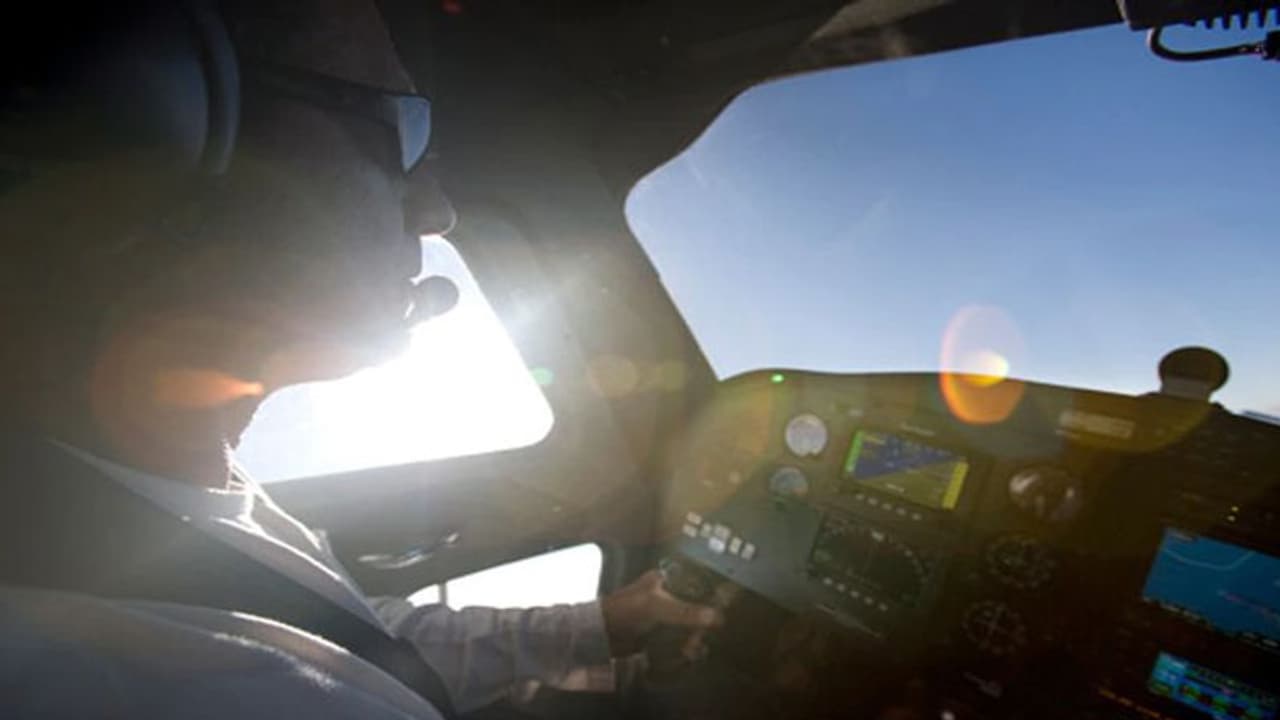 ചൂട്, അമിതഭാരം, ചെറിയ റണ്വേ; ടേക്ക് ഓഫ് ചെയ്യാന് 20 പേരോട് വിമാനത്തില് നിന്നിറങ്ങാൻ ആവശ്യപ്പെട്ട് പൈലറ്റ് ചൂട്, അമിതഭാരം, ചെറിയ റണ്വേ; ടേക്ക് ഓഫ് ചെയ്യാന് 20 പേരോട് വിമാനത്തില് നിന്നിറങ്ങാൻ ആവശ്യപ്പെട്ട് പൈലറ്റ്