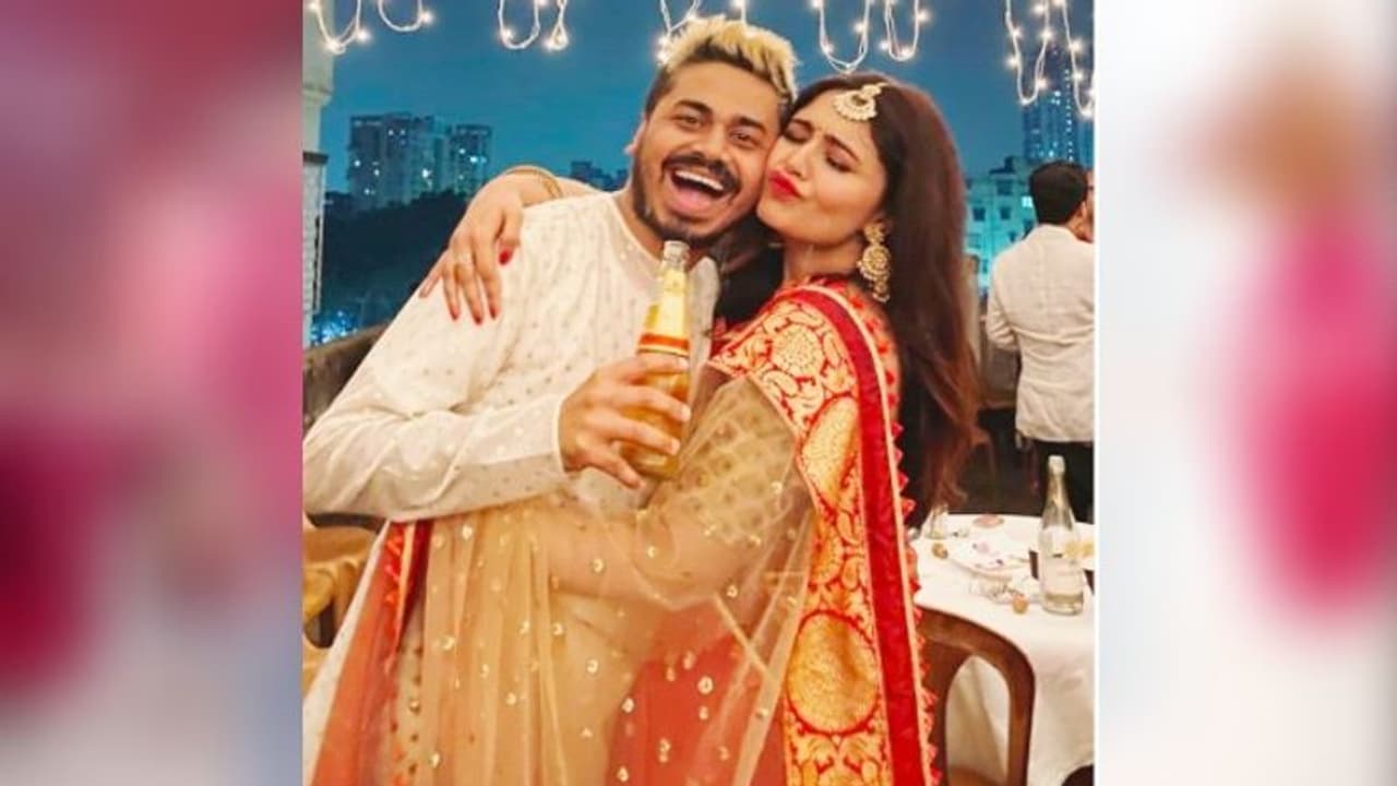 Shocking! কার হাতে সিঁদুর পরে বিয়ে করে নিলেন ঋতাভরী, স্বামীর সঙ্গেও পরিচয় করালেন টলি ডিভা Shocking! কার হাতে সিঁদুর পরে বিয়ে করে নিলেন ঋতাভরী, স্বামীর সঙ্গেও পরিচয় করালেন টলি ডিভা