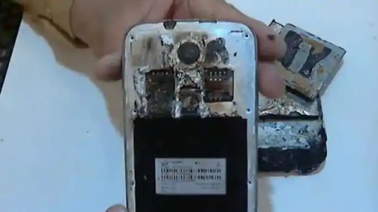 மொபைல் போன் பேட்டரி வெடித்து திடீர் தீ விபத்து: உயிர்தப்பிய வியாபாரி: பேட்டரி பாதுகாப்புக்கு அட்வைஸ் என்ன? மொபைல் போன் பேட்டரி வெடித்து திடீர் தீ விபத்து: உயிர்தப்பிய வியாபாரி: பேட்டரி பாதுகாப்புக்கு அட்வைஸ் என்ன?