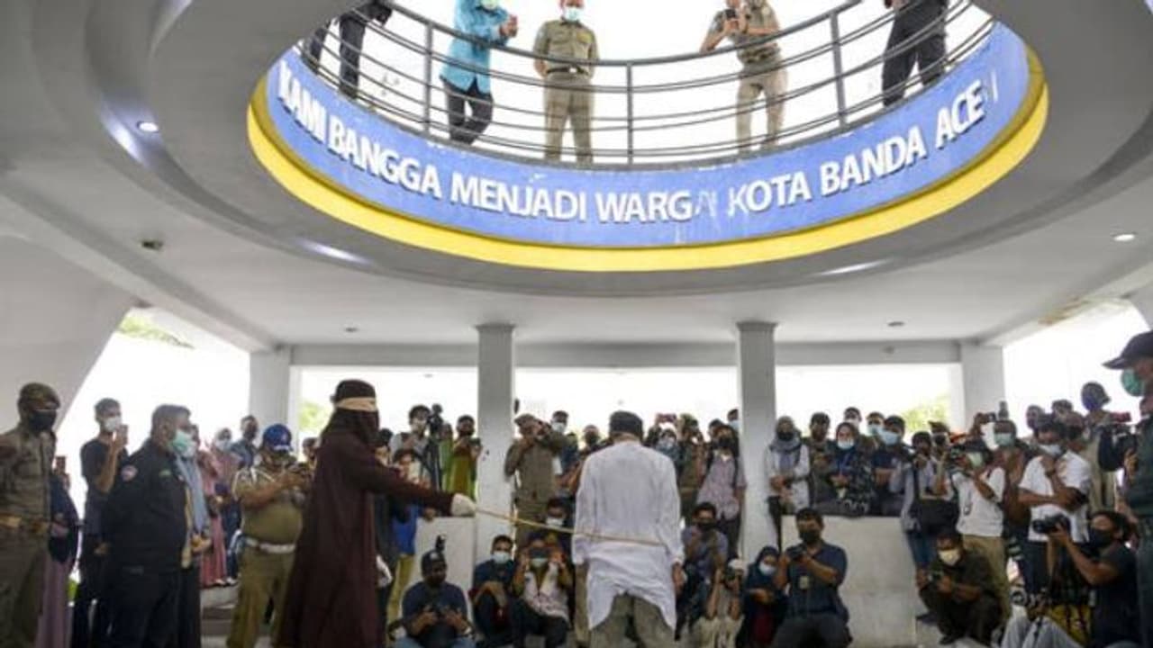 ഇന്തോനേഷ്യയിൽ സ്വവർഗാനുരാഗികള്ക്ക് പരസ്യമായി 77 ചൂരലടി ശിക്ഷ നല്കി, ക്രൂരമെന്ന് മനുഷ്യാവകാശപ്രവര്ത്തകര് ഇന്തോനേഷ്യയിൽ സ്വവർഗാനുരാഗികള്ക്ക് പരസ്യമായി 77 ചൂരലടി ശിക്ഷ നല്കി, ക്രൂരമെന്ന് മനുഷ്യാവകാശപ്രവര്ത്തകര്