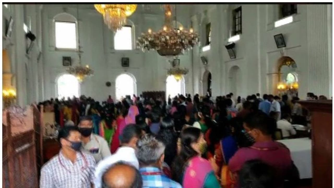 കൊവിഡ് മാനദണ്ഡങ്ങള് കാറ്റിൽ പറത്തി സെക്രട്ടറിയേറ്റ് ഉദ്യോഗസ്ഥർ,ദൃശ്യങ്ങൾ പുറത്ത് കൊവിഡ് മാനദണ്ഡങ്ങള് കാറ്റിൽ പറത്തി സെക്രട്ടറിയേറ്റ് ഉദ്യോഗസ്ഥർ,ദൃശ്യങ്ങൾ പുറത്ത്