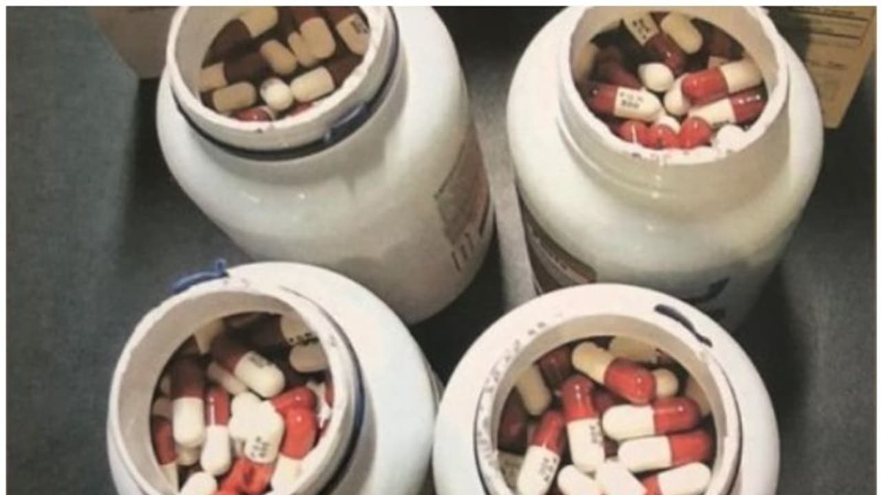 വിമാനത്താവളത്തിലൂടെ കടത്താന് ശ്രമിച്ച നിരോധിത ഗുളികകള് പിടികൂടി വിമാനത്താവളത്തിലൂടെ കടത്താന് ശ്രമിച്ച നിരോധിത ഗുളികകള് പിടികൂടി