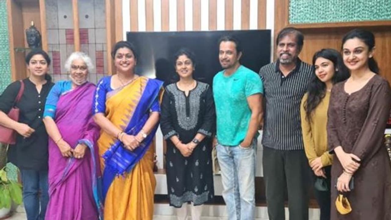 జబర్దస్త్ జడ్జ్, ఎమ్మెల్యే రోజాని కలిసి యాక్షన్ కింగ్ అర్జున్.. జబర్దస్త్ జడ్జ్, ఎమ్మెల్యే రోజాని కలిసి యాక్షన్ కింగ్ అర్జున్..