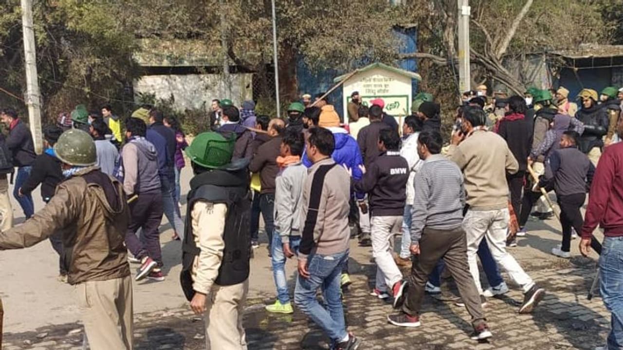 सिंघु बॉर्डर पर किसान और स्थानीय लोगों में भिड़ंत, SHO पर चली तलवार, कल सद्भावना दिवस मनाएंगे किसान